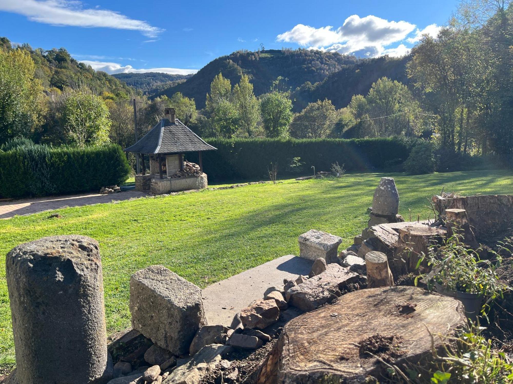 Gite-Auberge Du Pont De Lanau Neuveglise Bagian luar foto