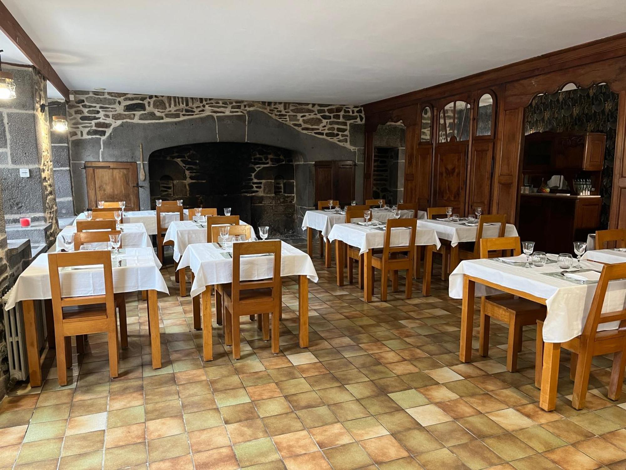 Gite-Auberge Du Pont De Lanau Neuveglise Bagian luar foto