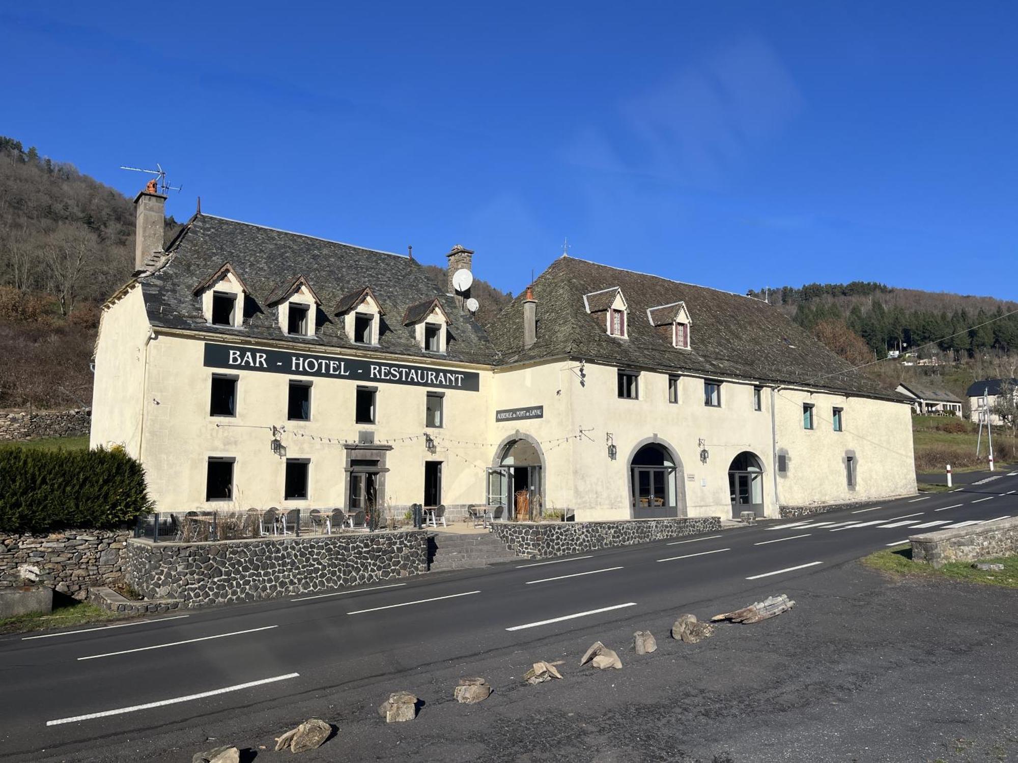 Gite-Auberge Du Pont De Lanau Neuveglise Bagian luar foto